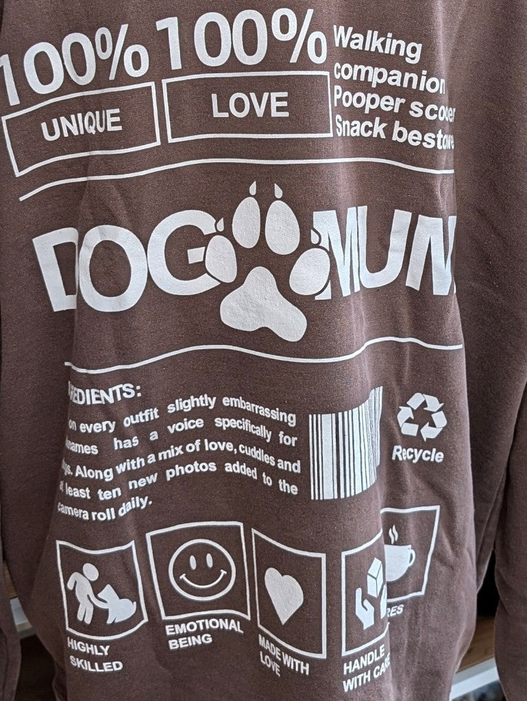 Das gemütliche oversized Sweatshirt "Dog Mum" Backprint im Vintage Used Look hat sehr viel Liebe zum Detail in Farbkombination Braun Weiß - für alle Hundemamas!