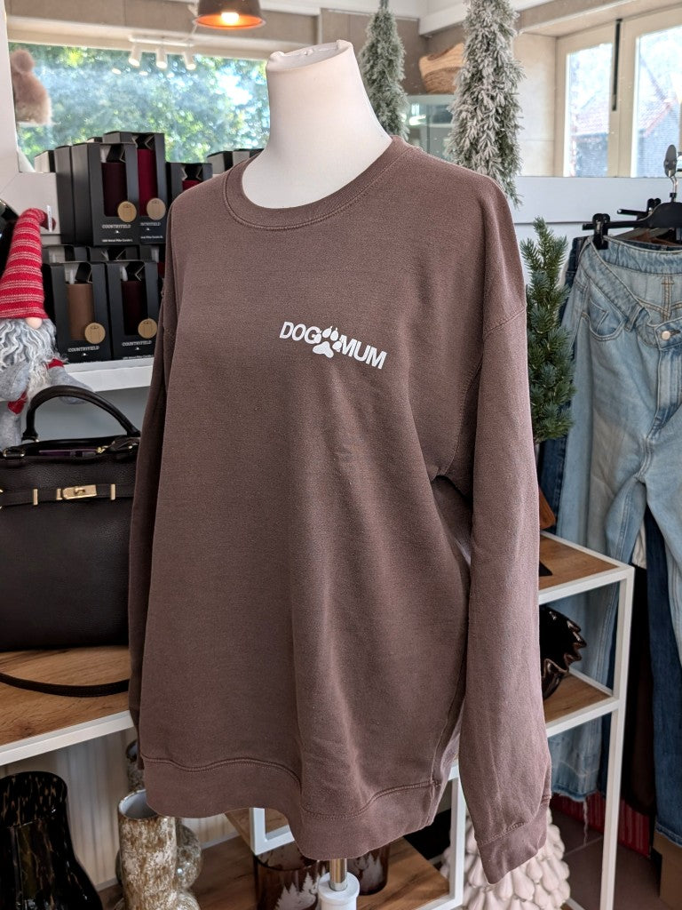 Das gemütliche oversized Sweatshirt "Dog Mum" Backprint im Vintage Used Look hat sehr viel Liebe zum Detail in Farbkombination Braun Weiß - für alle Hundemamas!