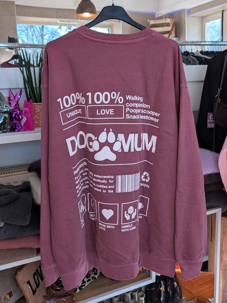 Das gemütliche oversized Sweatshirt "Dog Mum" Backprint im Vintage Used Look hat sehr Liebe zum Detail in Farbkombination Brombeere Weiß - für alle Hundemamas!