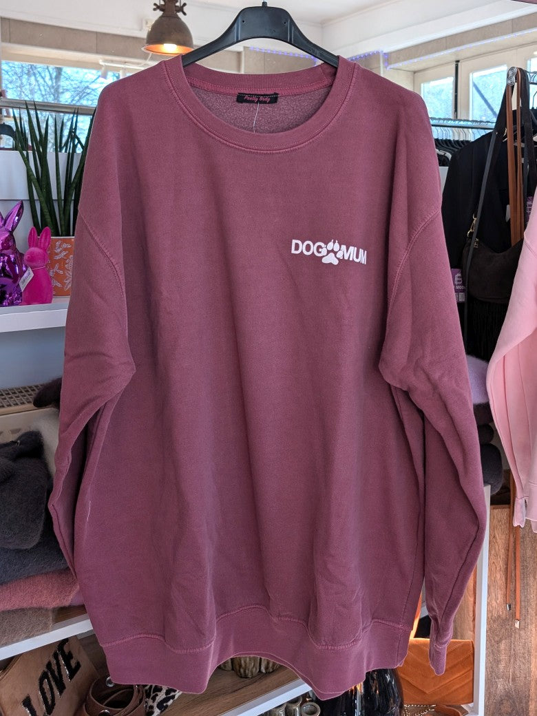 Das gemütliche oversized Sweatshirt "Dog Mum" Backprint im Vintage Used Look hat sehr Liebe zum Detail in Farbkombination Brombeere Weiß - für alle Hundemamas!