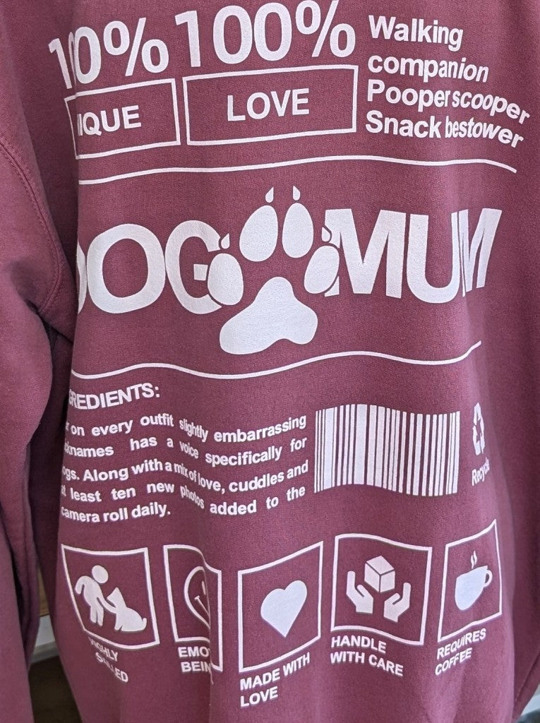 Das gemütliche oversized Sweatshirt "Dog Mum" Backprint im Vintage Used Look hat sehr Liebe zum Detail in Farbkombination Brombeere Weiß - für alle Hundemamas!