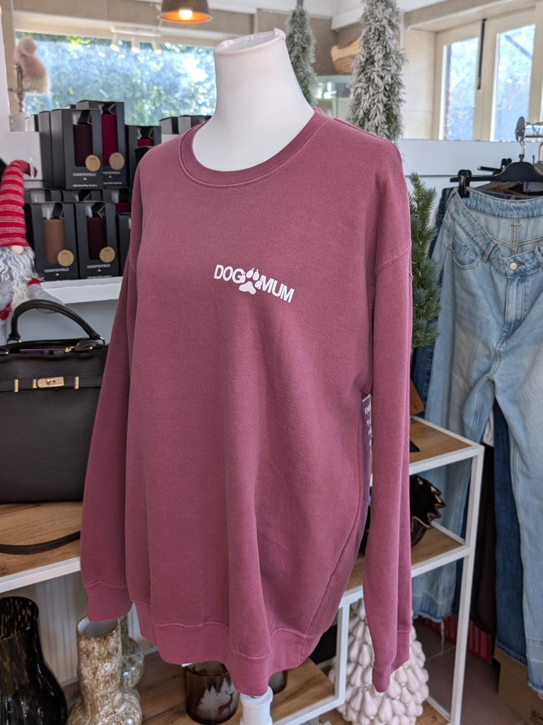 Das gemütliche oversized Sweatshirt "Dog Mum" Backprint im Vintage Used Look hat sehr Liebe zum Detail in Farbkombination Brombeere Weiß - für alle Hundemamas!
