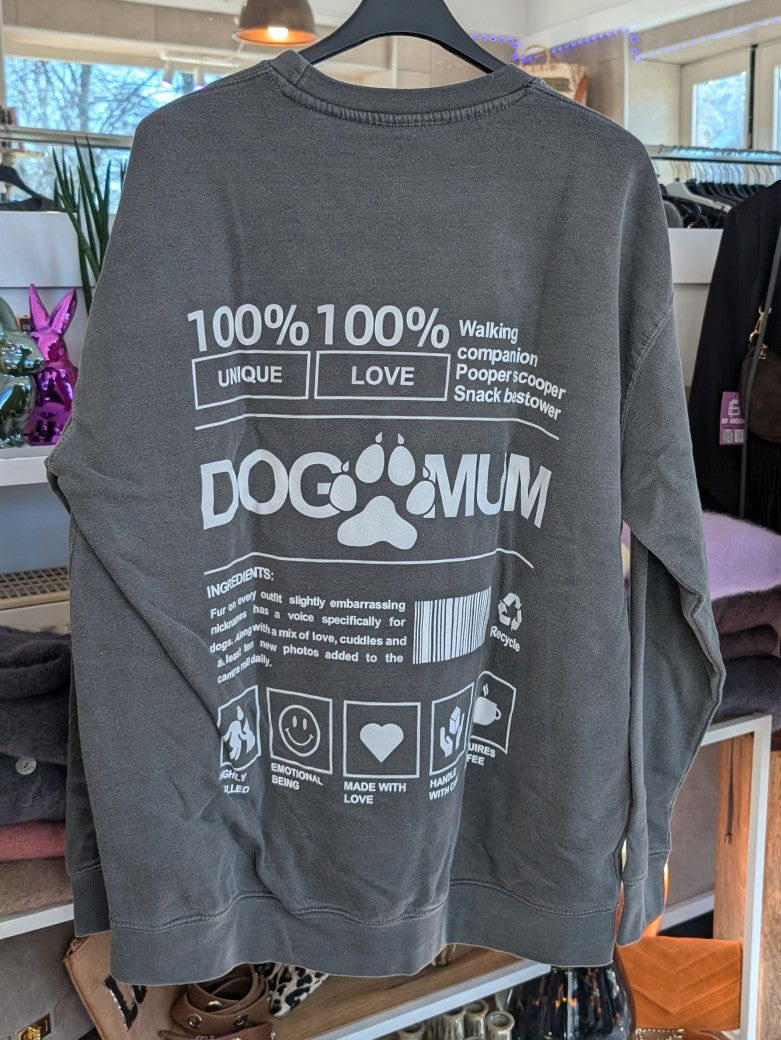 Das gemütliche oversized Sweatshirt "Dog Mum" Backprint im Vintage Used Look hat sehr viel Liebe zum Detail in Farbkombination Grau Weiß - für alle Hundemamas!