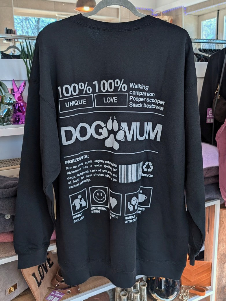 Das gemütliche oversized Sweatshirt "Dog Mum" Backprint im Vintage Used Look hat sehr viel Liebe zum Detail in Farbkombination Schwarz Weiß, für alle Hundemamas!
