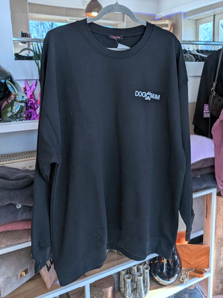 Das gemütliche oversized Sweatshirt "Dog Mum" Backprint im Vintage Used Look hat sehr viel Liebe zum Detail in Farbkombination Schwarz Weiß, für alle Hundemamas!