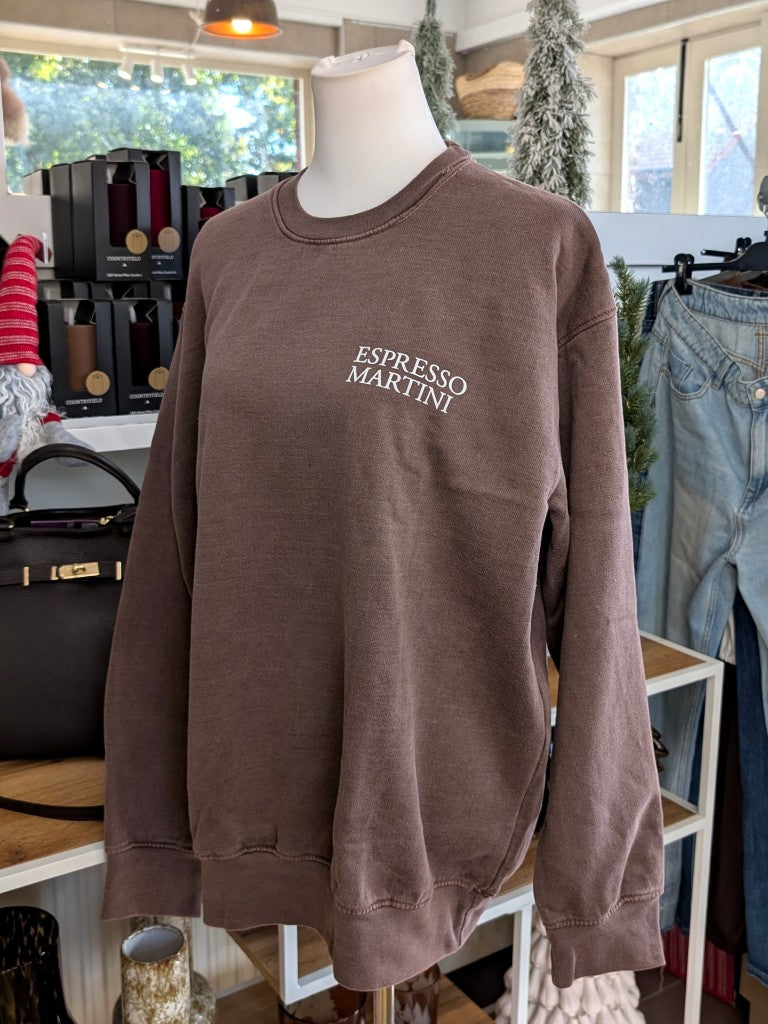 Behagliches Sweatshirt mit stilvollem Espresso Martini Backprint – das perfekte Statement-Piece für  Barista und Kaffeeliebhaber - in trendigem Coffee Braun!
