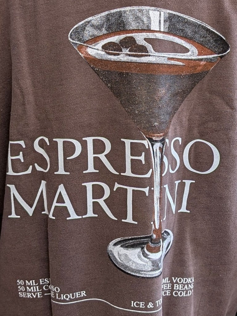 Behagliches Sweatshirt mit stilvollem Espresso Martini Backprint – das perfekte Statement-Piece für  Barista und Kaffeeliebhaber - in trendigem Coffee Braun!