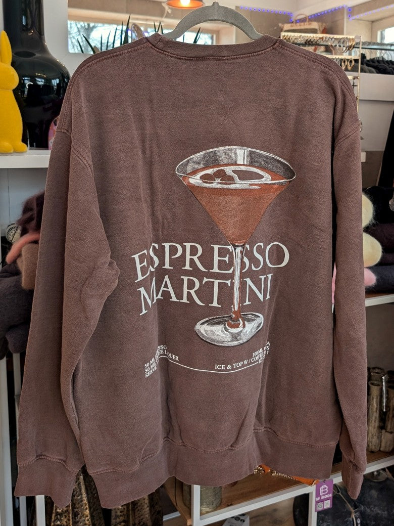 Behagliches Sweatshirt mit stilvollem Espresso Martini Backprint – das perfekte Statement-Piece für  Barista und Kaffeeliebhaber - in trendigem Coffee Braun!
