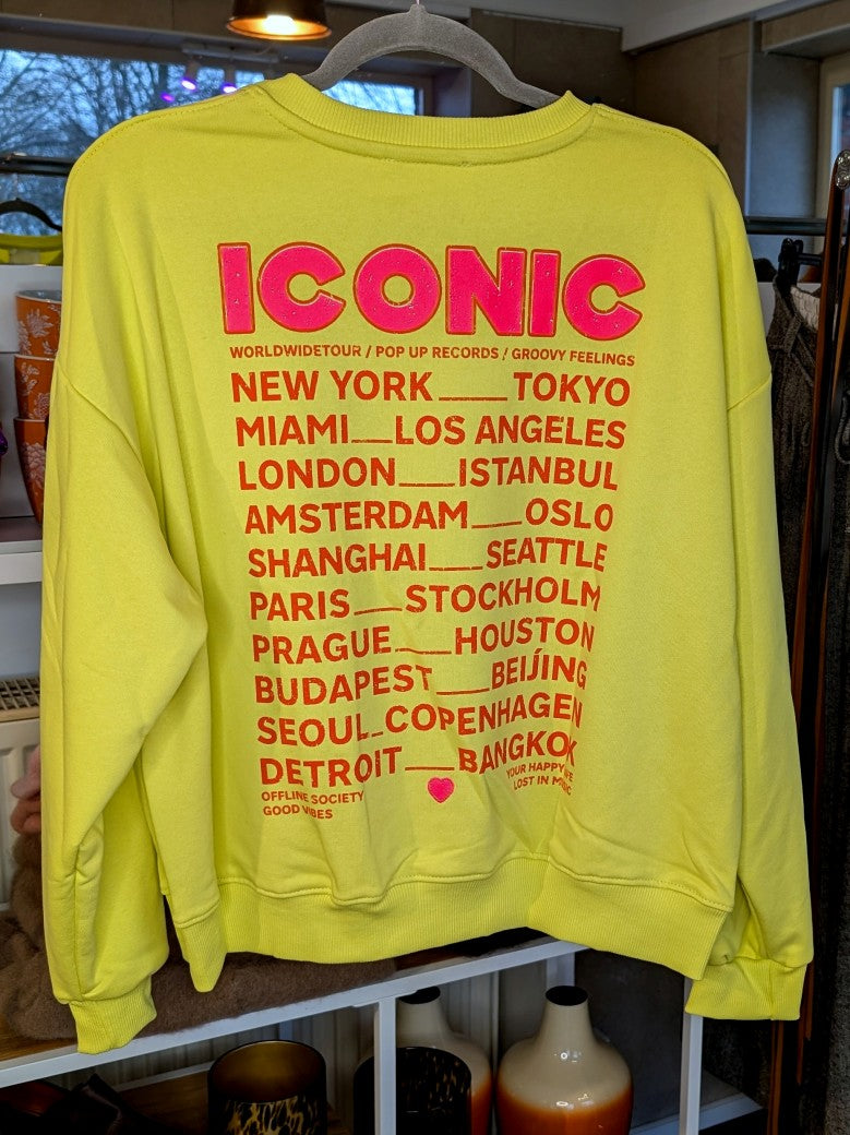 Das markante ICONIC Sweatshirt mit Backprint setzt auf Gelb ein visuelles Highlight in den Trendfarben Neon Pink und Orange. Setze ein individuelles Statement!