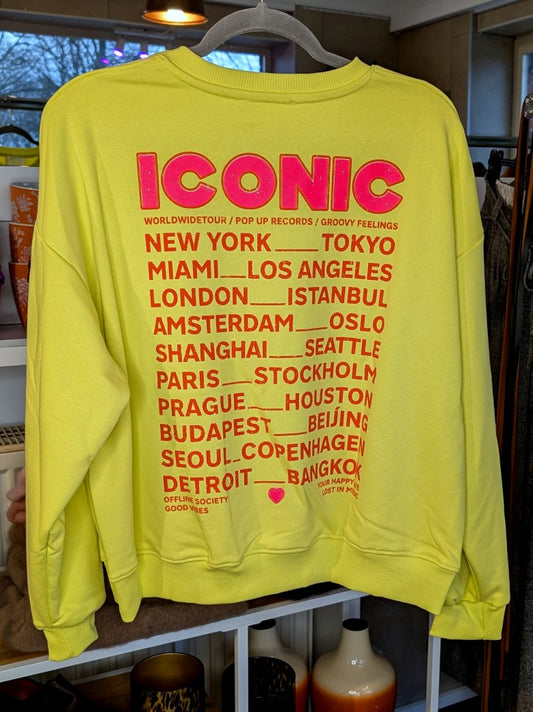 Das markante ICONIC Sweatshirt mit Backprint setzt auf Gelb ein visuelles Highlight in den Trendfarben Neon Pink und Orange. Setze ein individuelles Statement!