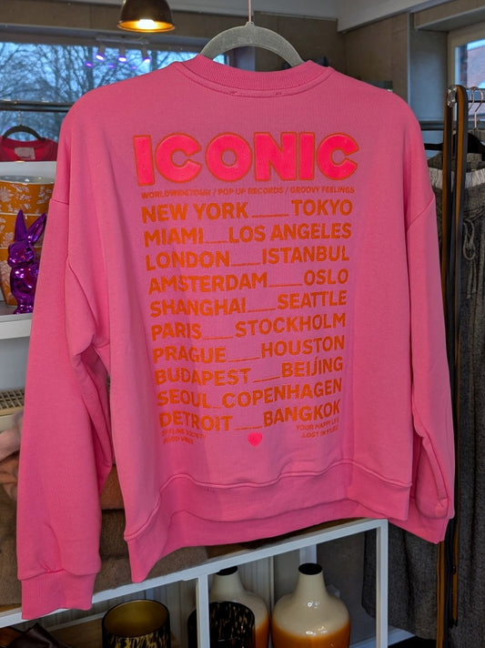 Das markante ICONIC Sweatshirt mit Backprint setzt auf Pink ein visuelles Highlight in den Trendfarben Neon Pink und Orange. Setze ein individuelles Statement!
