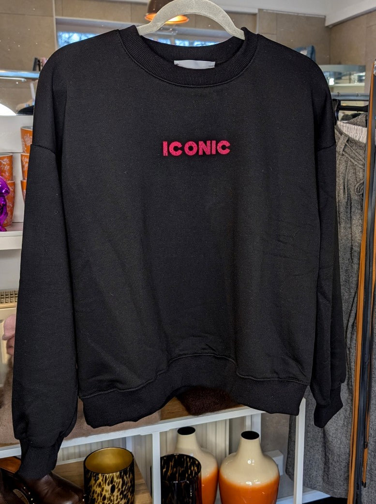 Das markante ICONIC Sweatshirt mit Backprint setzt auf Schwarz ein visuelles Highlight in den Trendfarben Neon Pink und Orange. Setze ein individuelles Statement!