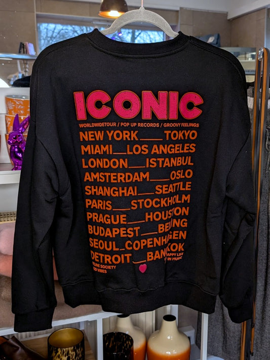 Das markante ICONIC Sweatshirt mit Backprint setzt auf Schwarz ein visuelles Highlight in den Trendfarben Neon Pink und Orange. Setze ein individuelles Statement!