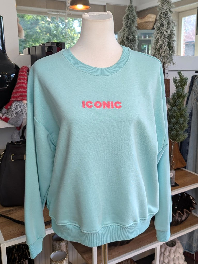 Das markante ICONIC Sweatshirt mit Backprint setzt auf Türkis ein visuelles Highlight in den Trendfarben Neon Pink und Orange. Setze ein individuelles Statement