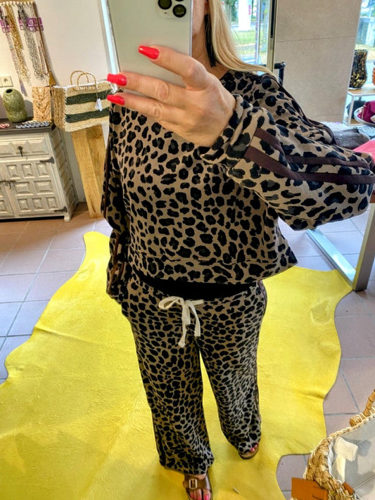 Erlebe Komfort und Stil in Leo Sweatshirt und Jogginghose - Muster in Beige mit Braun, Grau und Schwarz von CHOICE - setze modische Akzente!