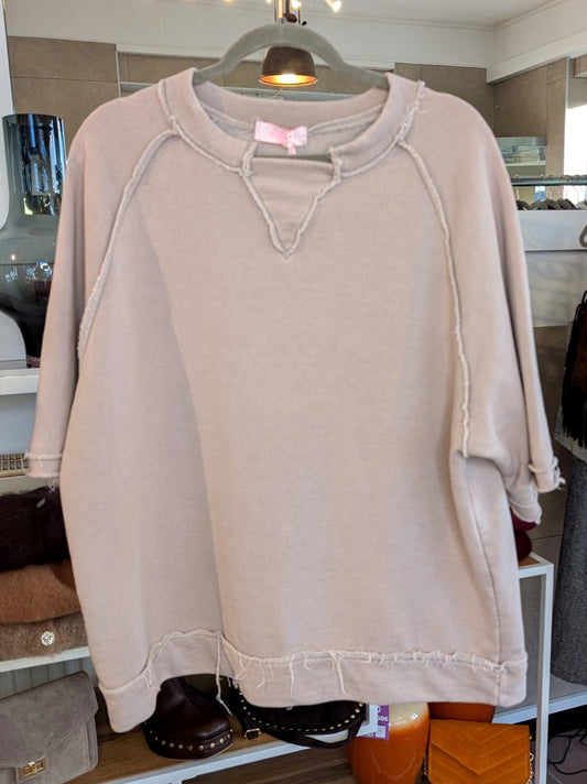 Das Kurzarm-Sweatshirt in Beige Taupe aus weicher Baumwolle überzeugt mit modischen Kontrastnähten, die jedem Look das gewisse Etwas verleihen!