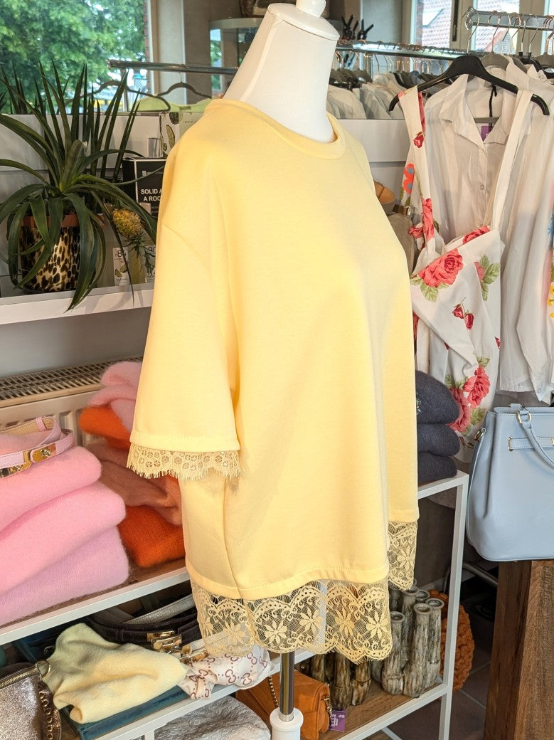 Lässiges Kurzarm-Sweatshirt in Butter Yellow Gelb aus weicher Viskose mit Spitze. Vielseitiges Piece zu deinem Alltag: Casual mit Jeans oder elegant kombiniert!