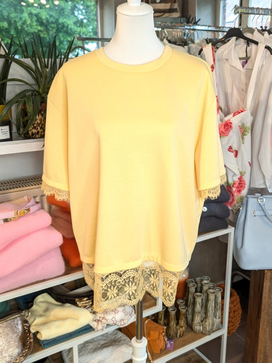 Lässiges Kurzarm-Sweatshirt in Butter Yellow Gelb aus weicher Viskose mit Spitze. Vielseitiges Piece zu deinem Alltag: Casual mit Jeans oder elegant kombiniert!