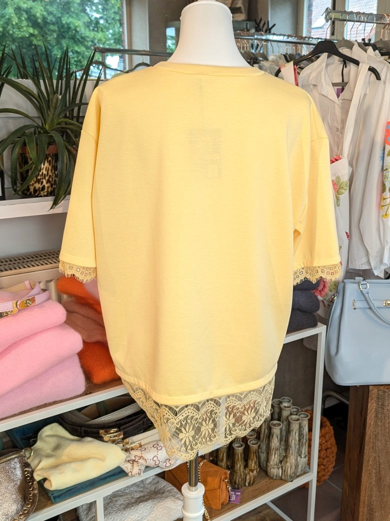 Lässiges Kurzarm-Sweatshirt in Butter Yellow Gelb aus weicher Viskose mit Spitze. Vielseitiges Piece zu deinem Alltag: Casual mit Jeans oder elegant kombiniert!