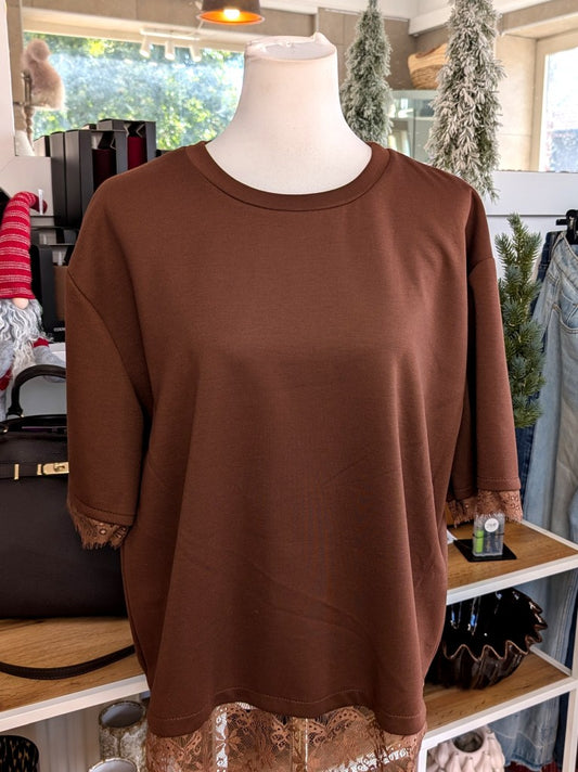 Lässiges Kurzarm-Sweatshirt in Coffee Braun aus weicher Viskose mit Spitze. Vielseitiges Piece perfekt zu deinem Alltag: Casual mit Jeans oder elegant kombiniert!