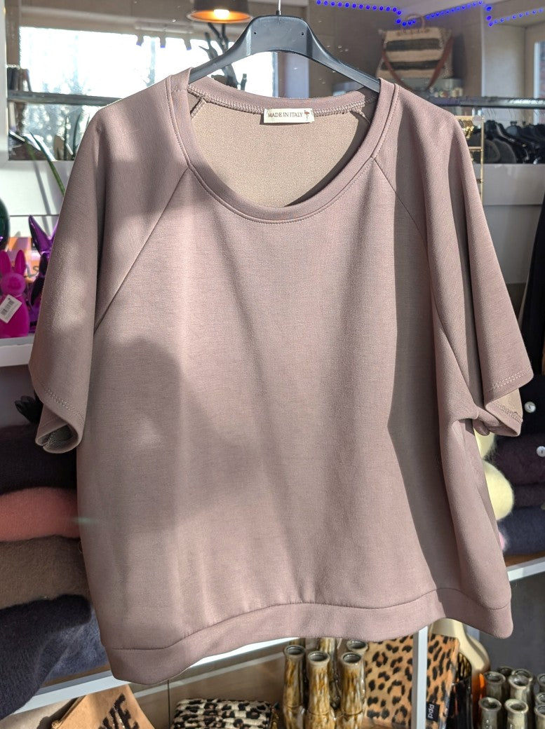Lässiges Kurzarm-Sweatshirt in warmem Taupe aus weicher Viskose. Vielseitiges Piece, passt perfekt zu deinem Alltag, ob casual mit Jeans oder elegant kombiniert!