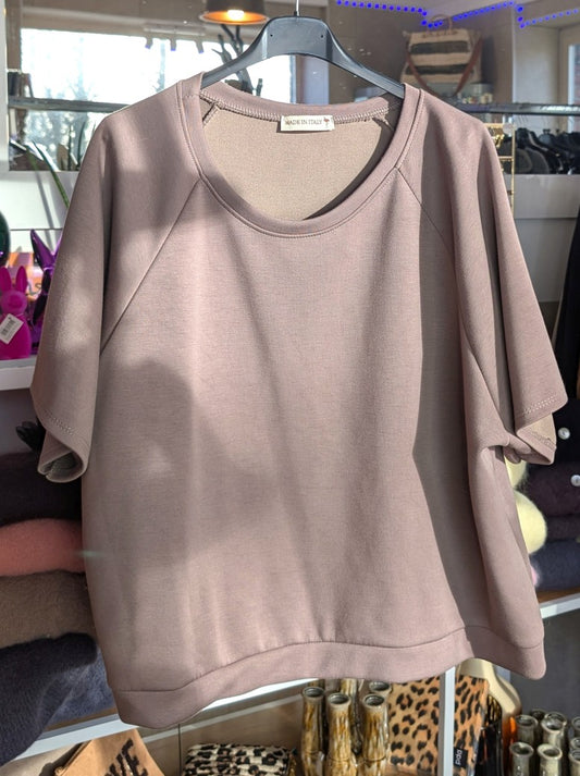 Lässiges Kurzarm-Sweatshirt in warmem Taupe aus weicher Viskose. Vielseitiges Piece, passt perfekt zu deinem Alltag, ob casual mit Jeans oder elegant kombiniert!