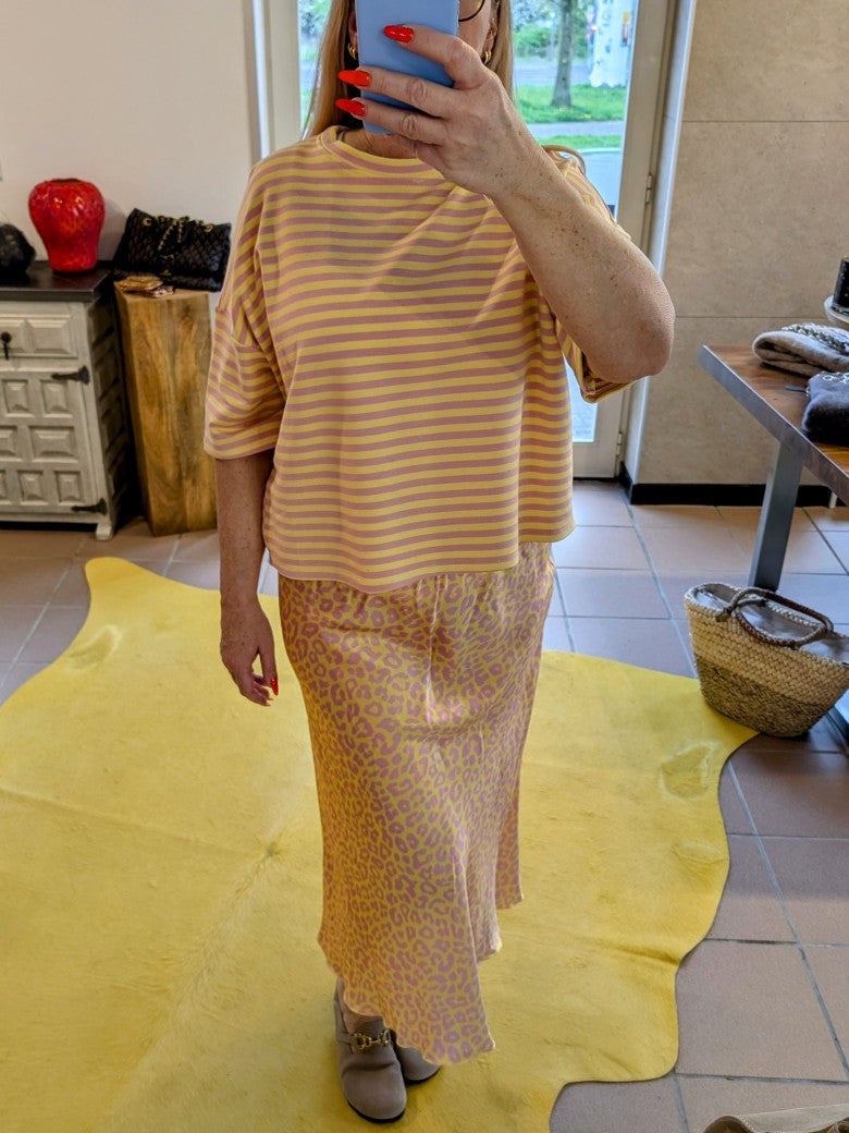 Verleihe deiner Garderobe einen Hauch von Lässigkeit mit dem gestreiften Kurzarm Sweatshirt in Gelb und Rosa aus Baumwolle von MOOIJ!
