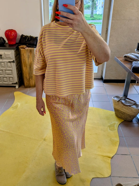 Verleihe deiner Garderobe einen Hauch von Lässigkeit mit dem gestreiften Kurzarm Sweatshirt in Gelb und Rosa aus Baumwolle von MOOIJ!
