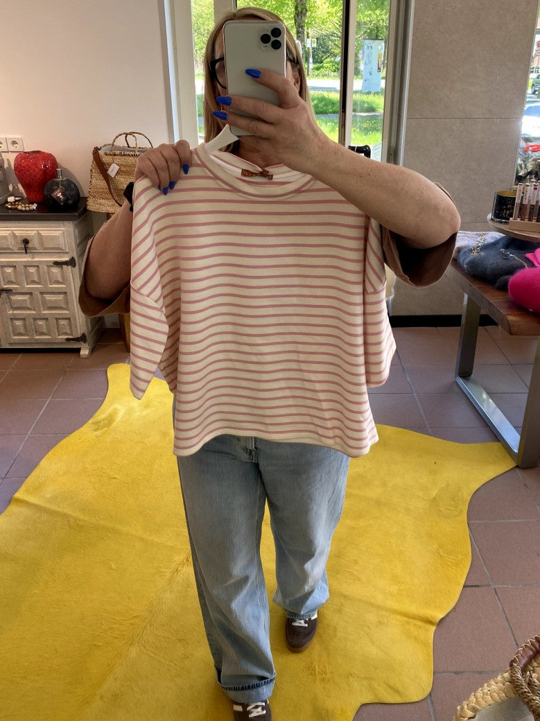 Verleihe deiner Garderobe einen Hauch von Lässigkeit mit dem gestreiften Kurzarm Sweatshirt in Créme mit Rosa aus Baumwolle von MOOIJ!