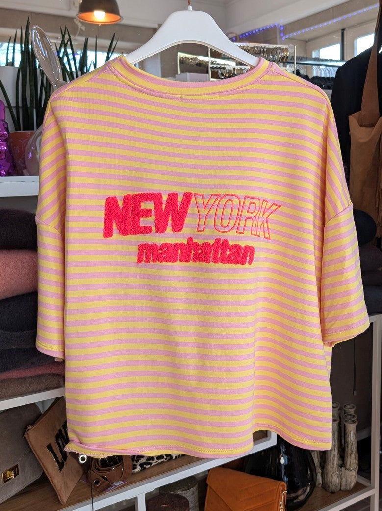 Verleihe deiner Garderobe einen Hauch von Lässigkeit mit dem gestreiften Kurzarm Sweatshirt New York Manhattan in Gelb Rosa Neon Orange aus Baumwolle von MOOIJ!