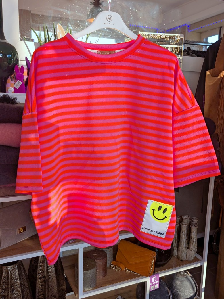 Dieses fröhliche Kurzarm-Sweatshirt besticht durch sein verspieltes Streifenmuster in Orange, Flieder, Lila - kombiniert mit einem charmanten Smiley-Design Gelb.