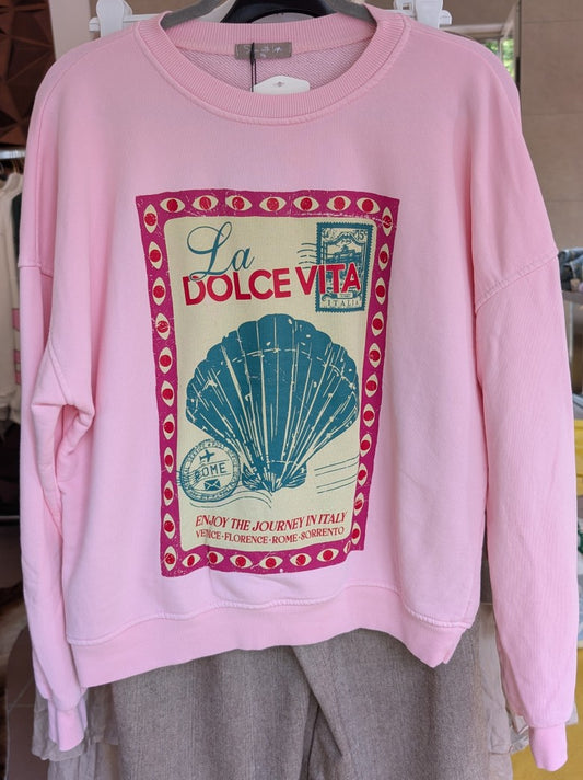 Das Sweatshirt La Dolce Vita im frischen Farbmix Rosa, Pink, Rot, Beige und Blaugrün strahlt Lebensfreude aus - ideal für farbenfrohen stilvollen Alltag!