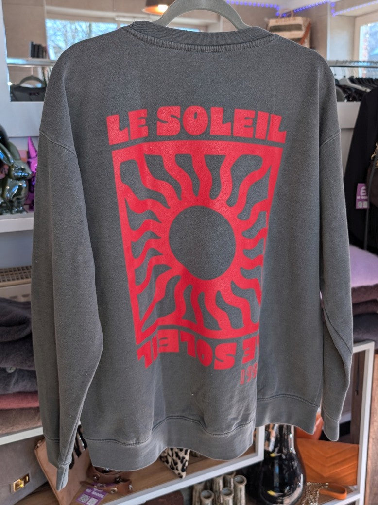 Das markante Le Soleil 1995 Sweatshirt mit Backprint setzt auf Grau ein visuelles Highlight in Rot. Vintage Used Look - setze ein individuelles Statement!