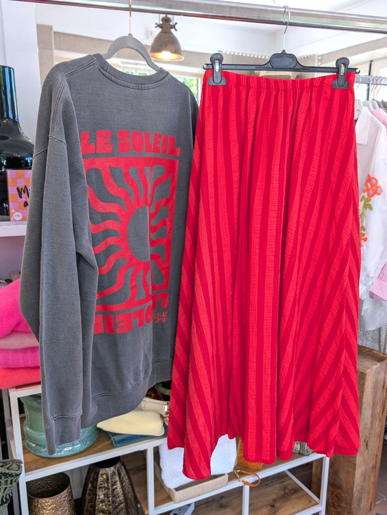 Das markante Le Soleil 1995 Sweatshirt mit Backprint setzt auf Grau ein visuelles Highlight in Rot. Vintage Used Look - setze ein individuelles Statement!