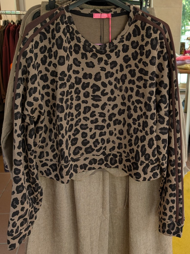 Erlebe Komfort und Stil im Sweatshirt mit Leo Muster in warmem Beige mit Braun, Grau und Schwarz von CHOICE - setze modische Akzente mit passender Jogginghose!