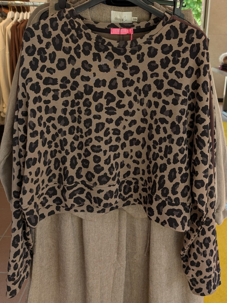 Erlebe Komfort und Stil im Sweatshirt mit Leo Muster in warmem Beige mit Braun, Grau und Schwarz von CHOICE - setze modische Akzente mit passender Jogginghose!