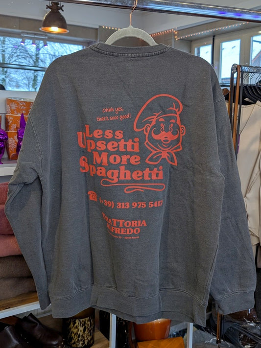 Das markante Sweatshirt mit Backprint setzt auf Grau ein visuelles Highlight in der Trendfarbe Orange "Less Upsetti More Spaghetti". Setze ein Statement!