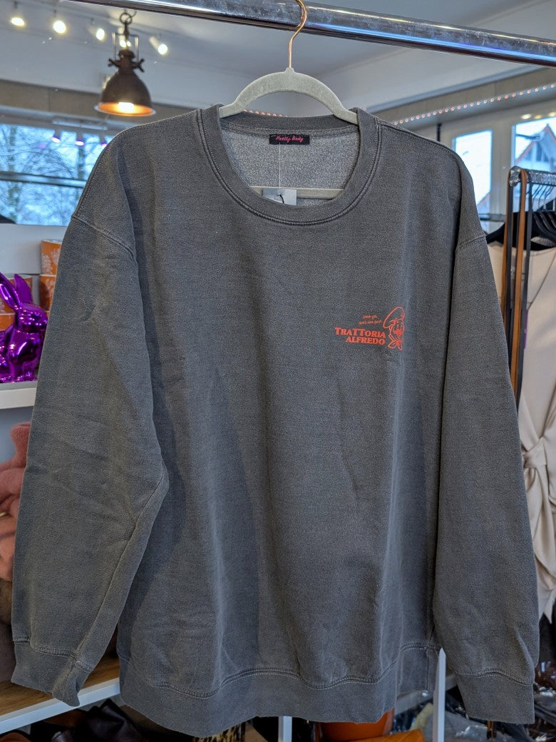 Das markante Sweatshirt mit Backprint setzt auf Grau ein visuelles Highlight in der Trendfarbe Orange "Less Upsetti More Spaghetti". Setze ein Statement!