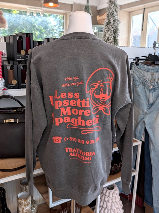 Das markante Sweatshirt mit Backprint setzt auf Grau ein visuelles Highlight in der Trendfarbe Orange "Less Upsetti More Spaghetti". Setze ein Statement!