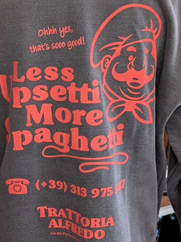 Das markante Sweatshirt mit Backprint setzt auf Grau ein visuelles Highlight in der Trendfarbe Orange "Less Upsetti More Spaghetti". Setze ein Statement!