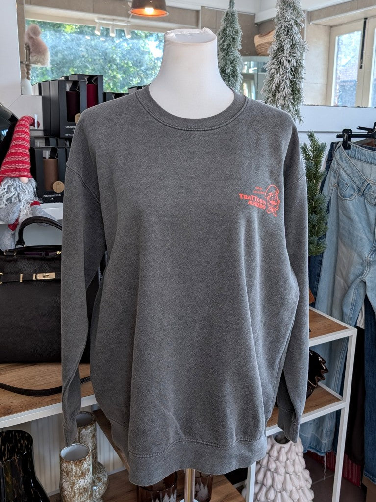 Das markante Sweatshirt mit Backprint setzt auf Grau ein visuelles Highlight in der Trendfarbe Orange "Less Upsetti More Spaghetti". Setze ein Statement!