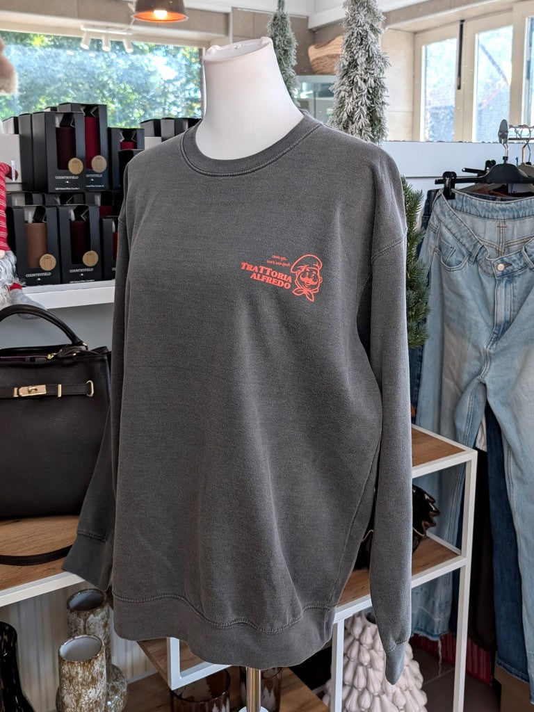 Das markante Sweatshirt mit Backprint setzt auf Grau ein visuelles Highlight in der Trendfarbe Orange "Less Upsetti More Spaghetti". Setze ein Statement!