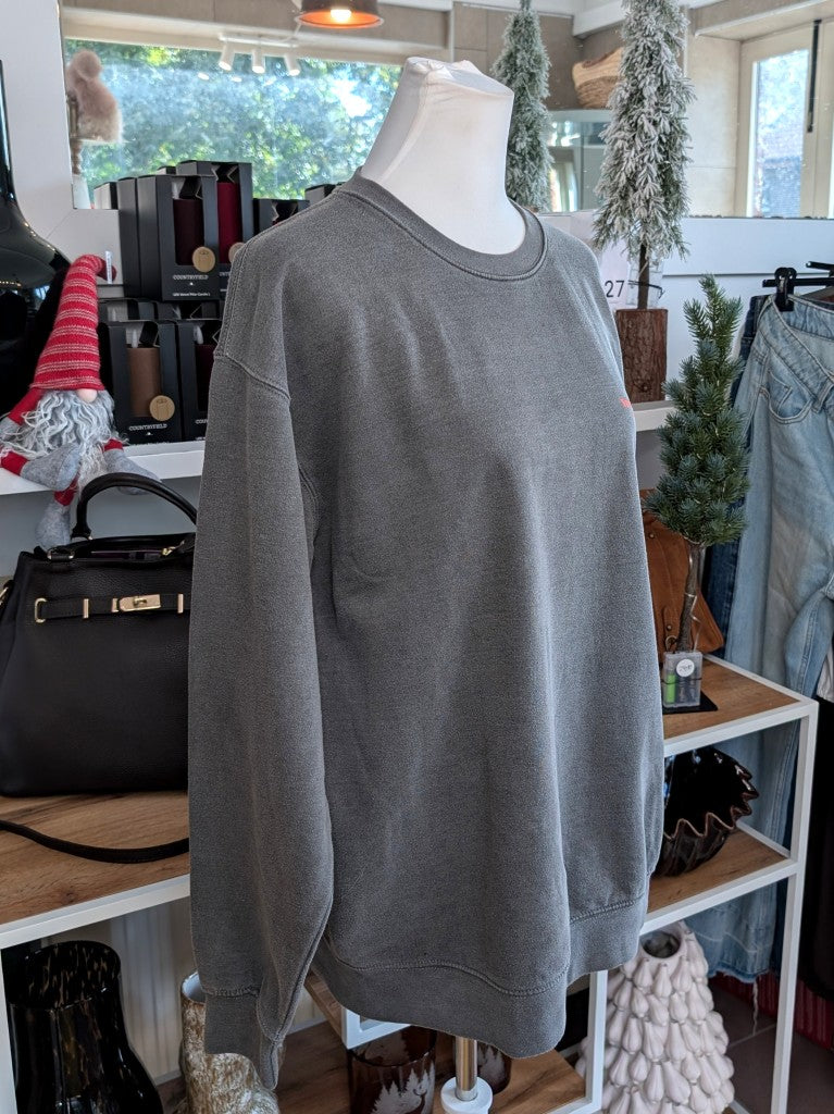 Das markante Sweatshirt mit Backprint setzt auf Grau ein visuelles Highlight in der Trendfarbe Orange "Less Upsetti More Spaghetti". Setze ein Statement!