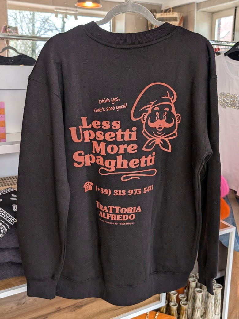 Das markante Sweatshirt mit Backprint setzt auf Schwarz ein visuelles Highlight in der Trendfarbe Orange "Less Upsetti More Spaghetti". Setze ein Statement!