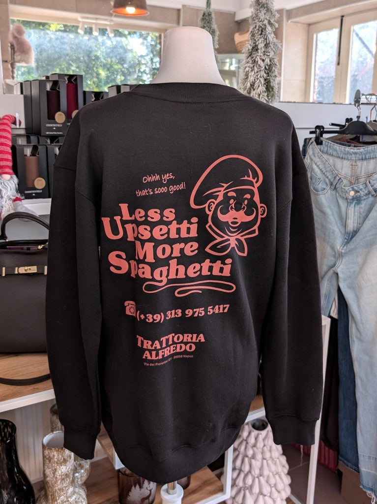 Das markante Sweatshirt mit Backprint setzt auf Schwarz ein visuelles Highlight in der Trendfarbe Orange "Less Upsetti More Spaghetti". Setze ein Statement!
