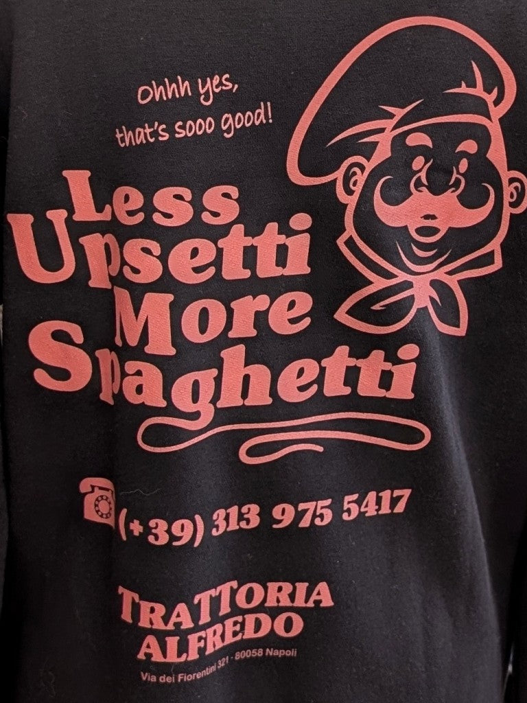 Das markante Sweatshirt mit Backprint setzt auf Schwarz ein visuelles Highlight in der Trendfarbe Orange "Less Upsetti More Spaghetti". Setze ein Statement!