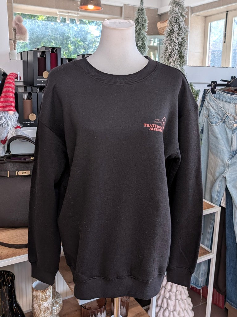 Das markante Sweatshirt mit Backprint setzt auf Schwarz ein visuelles Highlight in der Trendfarbe Orange "Less Upsetti More Spaghetti". Setze ein Statement!