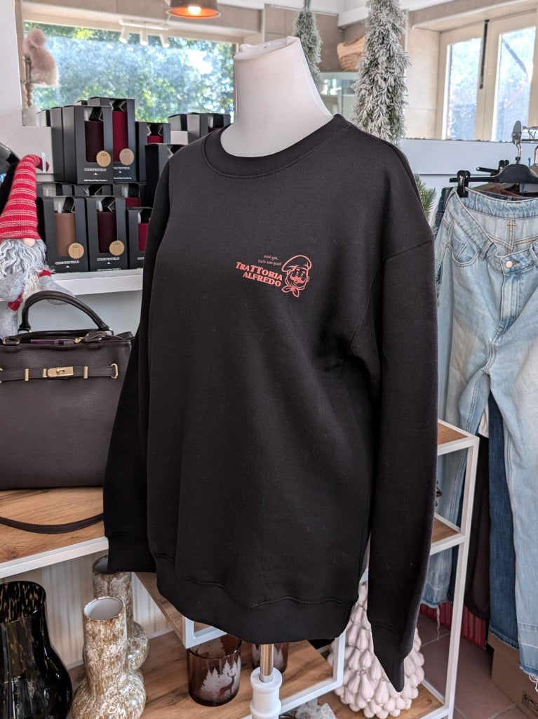 Das markante Sweatshirt mit Backprint setzt auf Schwarz ein visuelles Highlight in der Trendfarbe Orange "Less Upsetti More Spaghetti". Setze ein Statement!