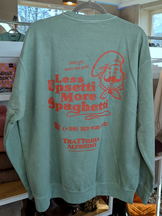 Das markante Sweatshirt mit Backprint setzt auf Türkis ein visuelles Highlight in der Trendfarbe Orange "Less Upsetti More Spaghetti". Setze ein Statement!