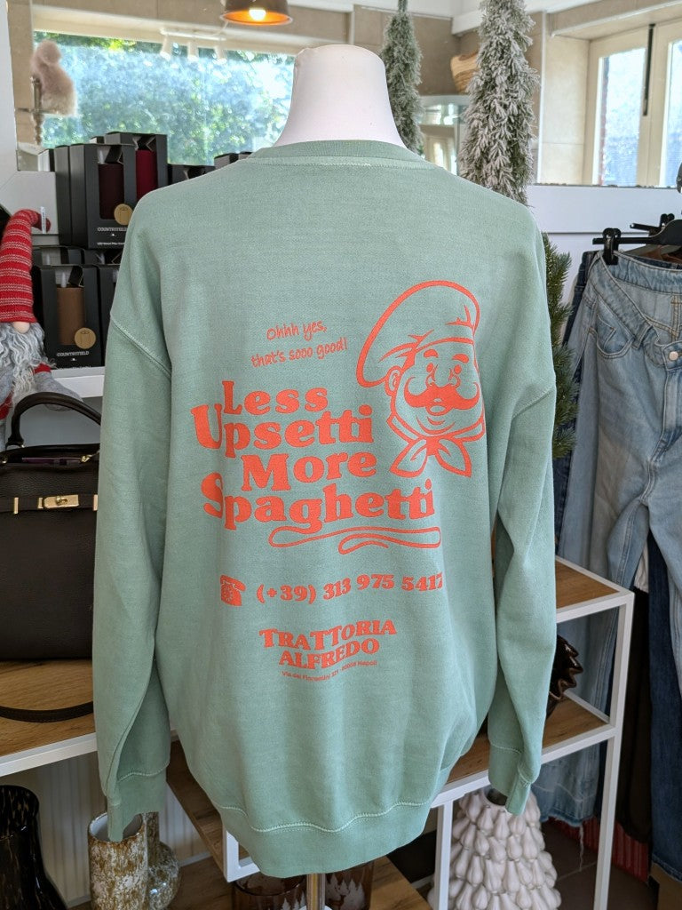 Das markante Sweatshirt mit Backprint setzt auf Türkis ein visuelles Highlight in der Trendfarbe Orange "Less Upsetti More Spaghetti". Setze ein Statement!